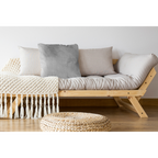 Graues Flauschkissen auf hellem Holzsofa mit Dekokissen in Beige und Weiss, Boho-Wohnzimmer