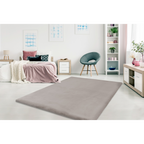 Lalee Heaven Teppich in Taupe im modernen Schlafzimmer mit rosa Bettdecke und blauem Sessel