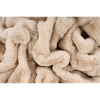Weiche Kuscheldecke Heaven in Beige mit flauschiger Felloptik und geschwungenen Falten – luxuriöse Wohndecke