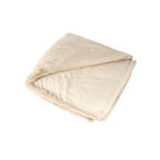 Flauschige Kuscheldecke Heaven in Beige, gefaltet – weiche Sherpa-Decke für gemütliche Abende