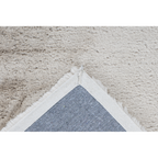 Lalee Heaven Teppich in Beige-Grau, Rückseite mit grauem Gittergewebe und weißem Fransen-Rand