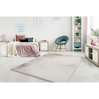 Lalee Heaven Teppich in Beige im modernen Schlafzimmer mit rosa Bettwäsche und weißen Wänden