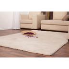 Lalee Velvet Hochflor-Teppich in Creme im Wohnzimmer mit Holzboden und beigen Sofas
