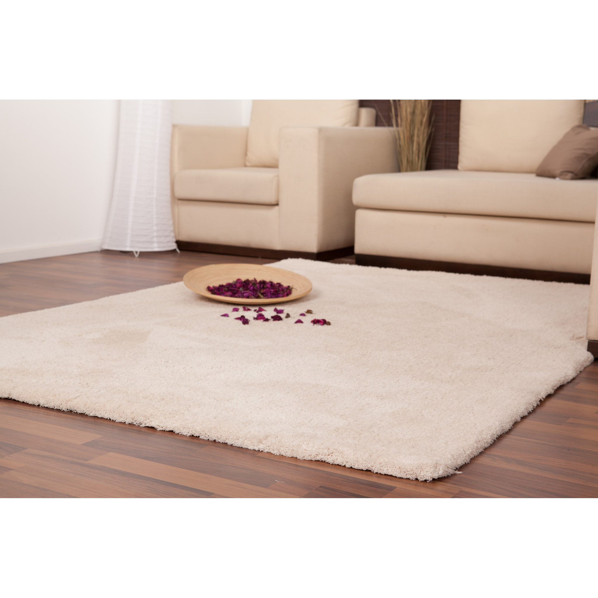 Lalee Velvet Hochflor-Teppich in Creme im Wohnzimmer mit Holzboden und beigen Sofas