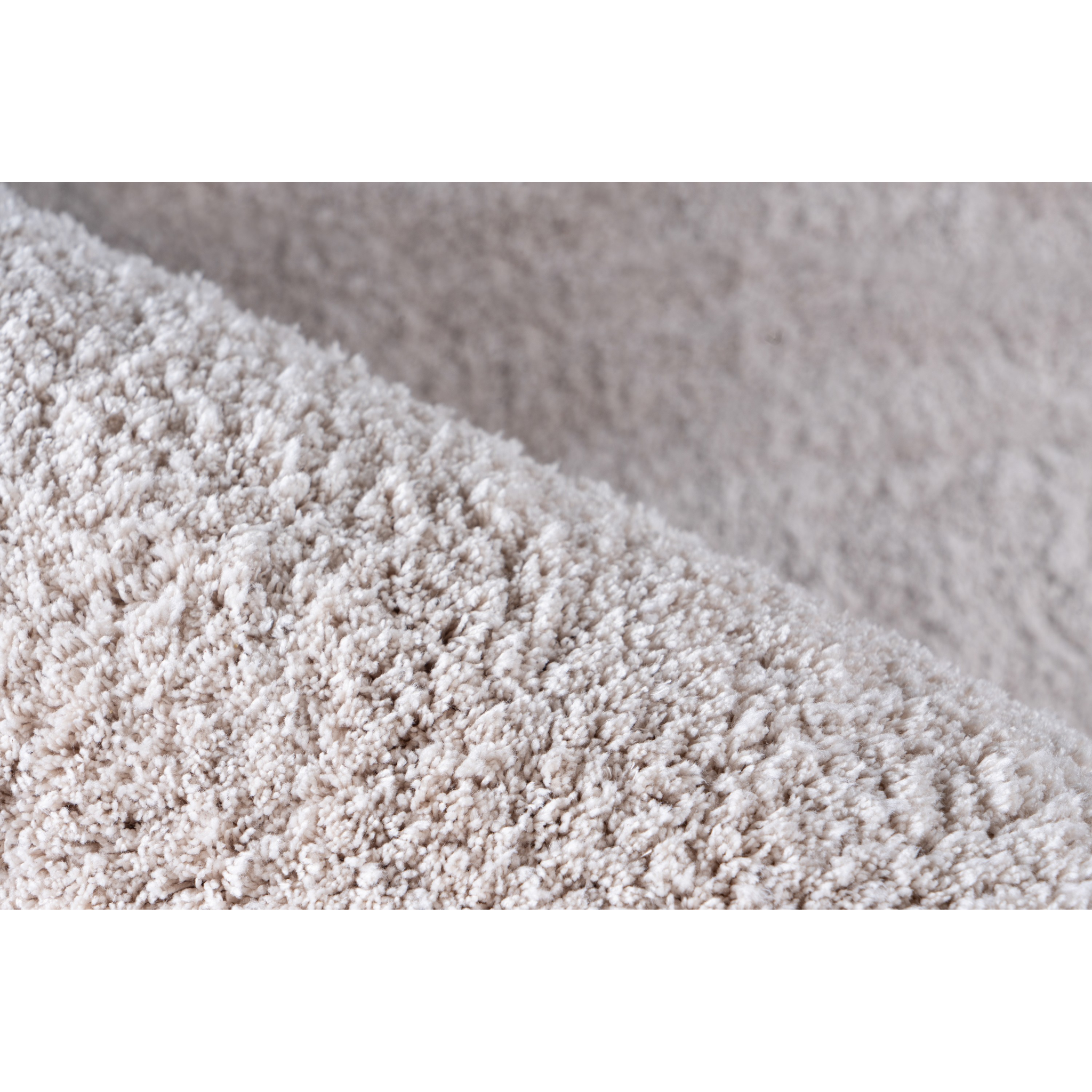 Lalee Velvet Teppich in hellem Beige-Grau – Nahaufnahme der weichen, flauschigen Textur