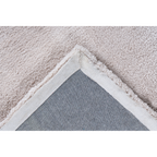 Lalee Velvet Teppich in Beige – Detailansicht der Unterseite mit grauem Trägermaterial und weißer Umrandung