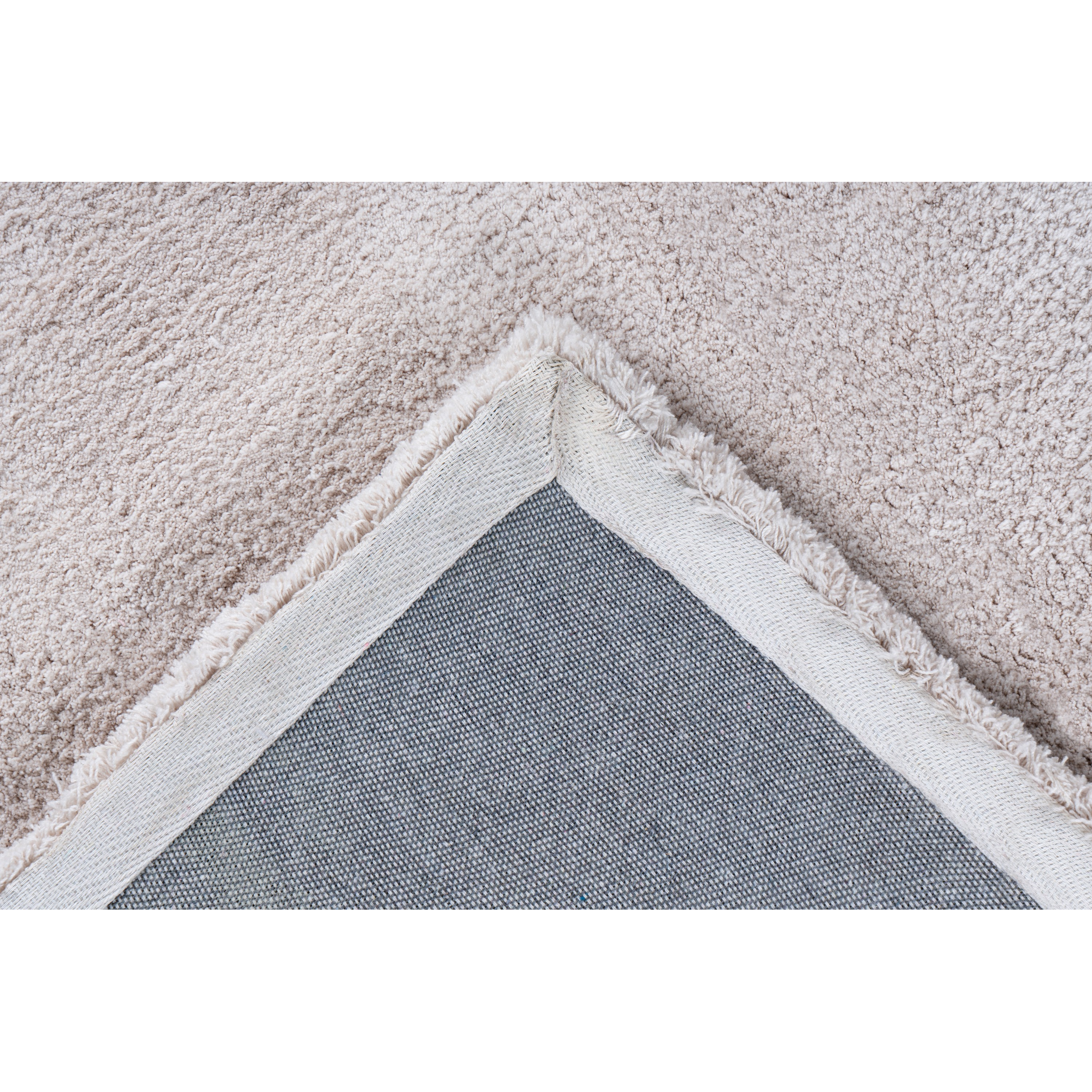 Lalee Velvet Teppich in Beige – Detailansicht der Unterseite mit grauem Trägermaterial und weißer Umrandung