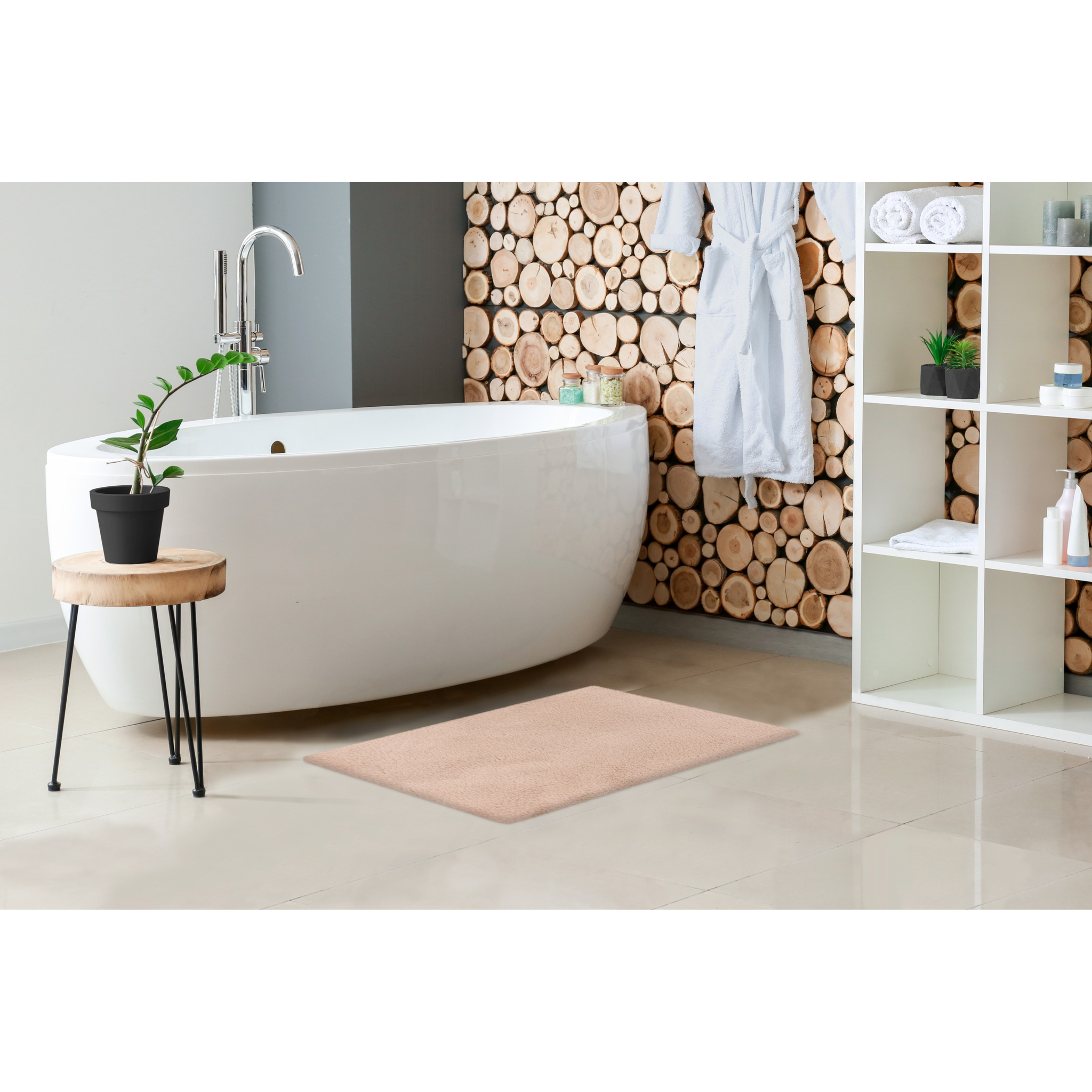 Modernes Badezimmer mit weißer Freistehbadewanne, Lalee Heaven Teppich und Holz-Wanddeko.