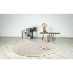 Runder rosa Hochflor-Teppich „Heaven" von Lalee auf Marmorboden mit Deko-Accessoires und Holztisch