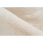 Nahaufnahme eines cremefarbenen Hochflor-Teppichs Heaven von Lalee mit weicher, flauschiger Textur