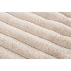 Lalee Plush Decke in Beige mit diagonalen Streifen – weiche, hochwertige Kuscheldecke in Nahaufnahme