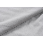 Weiche hellgraue Plüschdecke in elegantem Faltenwurf – flauschige Kuscheldecke von Lalee