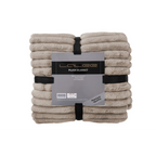 Lalee Plush Decke Taupe 150x200 cm, zusammengerollt mit schwarzen Bändern, 100% Polyester, Premium-Qualität