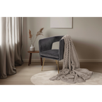 Graue Samtstühle mit Goldbeinen und beige Plüschdecke auf rundem Teppich in elegantem Wohnzimmer