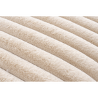 Nahaufnahme Lalee Plush Kissen in Beige mit weichem, gestreiftem Fellimitat-Stoff