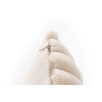 Lalee Plüsch-Kissen in Creme mit Reißverschluss, Detailaufnahme der flauschigen Textur und Naht