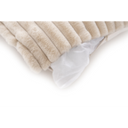 Lalee Plüschkissen in Beige mit Streifenmuster und sichtbarem Reissverschluss, Nahaufnahme der Kissenecke