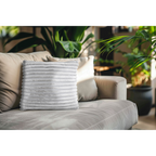 Weißes geripptes Plüschkissen auf grauem Sofa mit Zimmerpflanzen im Hintergrund – Lalee Kissen Plush