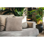Lalee Plush Kissen beige mit Rippenstruktur auf grauem Sofa, umgeben von grünen Zimmerpflanzen