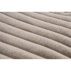 Lalee Plush Kissen in Beige-Taupe mit diagonalen Rillen-Muster, Detailaufnahme des weichen Flauschstoffs