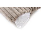 Lalee Plüschkissen in Beige mit Rippenstruktur und sichtbarem weißem Inlett, aufgenommen von unten