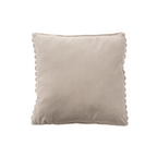 Lalee Plush Kissen in Beige mit Wellenrand-Borte, quadratisches Samtkissen in hellem Taupe-Ton