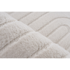 Nahaufnahme eines weichen, cremefarbenen Lalee Comfort Teppichs mit eleganten Bogenmuster und flauschiger Textur