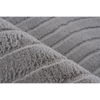 Grauer Hochflor-Teppich Lalee Comfort mit weicher, flauschiger Textur und gestreiftem Reliefmuster in Nahaufnahme