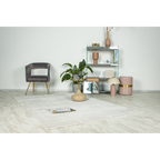 Lalee Teppich Elif in Creme mit Gittermuster im modernen Wohnzimmer mit grauem Sessel und Regal
