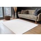 Weisser Lalee Plush Teppich mit Rillenstruktur im modernen Wohnzimmer mit beigem Sofa und Holzboden