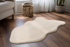 Flauschiger Kunstfellteppich Lalee Cosy in Beige (60x90cm) auf Holzboden im modernen Wohnzimmer