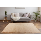 Lalee Dolce Teppich Beige 80x150cm im modernen Wohnzimmer mit grauem Sofa und Holzboden