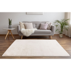 Lalee Dolce Teppich Ivory 80x150cm im modernen Wohnzimmer mit grauem Sofa und Holzboden