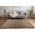 Lalee Dolce Teppich Taupe 160x230cm im modernen Wohnzimmer mit grauem Sofa und Holzboden