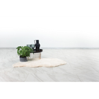 Lalee Heaven Shape Fell-Teppich Beige 60x90cm auf Marmorboden mit Beistelltisch und Monstera-Pflanze