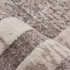 Nahaufnahme Pierre Cardin Paris Teppich in Silber-Grau mit Reliefmuster und weicher Flortextur