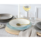 Creatable Kombiservice Nature Scandinavia 16-teilig: Teller in Blau, Weiß & Grau mit Golddetails auf gedecktem Tisch