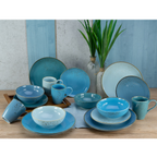 Creatable Kombiservice Nature Aqua 16-teilig in Blautönen mit Tellern, Schüsseln und Tassen auf Holztisch