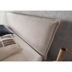 Balkenbett mit grauem Cordkopfteil und Kissen, modernes Schlafzimmer Design