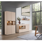 Modernes Tessin Sideboard in Beige mit Holzakzenten und Beleuchtung, kombiniert mit Vitrine im Wohnzimmer