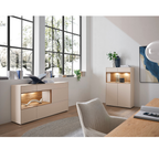 Modernes Tessin Sideboard in Beige mit Holzakzenten und LED-Beleuchtung in hellem Wohnzimmer mit grosser Fensterfront