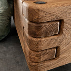 Balkenbett aus Wildeiche mit massiven Holzgriffen und natürlicher Maserung - Schweizer Designmöbel