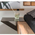 Hängenachttisch aus Metall und Holz an Balken montiert mit Glas Wasser und schwarzem Kissen