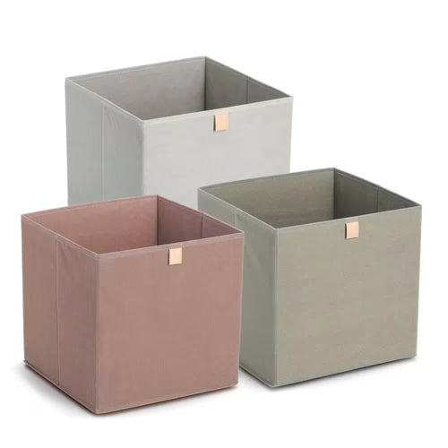 Aufbewahrungsboxen aus Stoff in Grau, Beige und Rosa mit Griffen für stilvolle Ordnung.