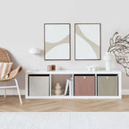 Modernes Wohnzimmer mit weißem Sideboard, Aufbewahrungsboxen und minimalistischen Wandbildern.