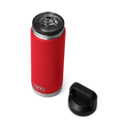 YETI Rambler 26 oz Trinkflasche in Rot mit geöffnetem schwarzen Deckel auf weißem Hintergrund