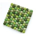Kuchenprofi Untersetzer Alna Verde von Cilio – quadratischer Filzkugel-Untersetzer in verschiedenen Grüntönen