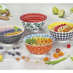 Bunte Müslischalen von Cilio Amici Mandala mit verschiedenen Designs, befüllt mit Früchten, Granola und Salat