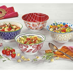 Küchenprofi Cilio Amici Schüsseln-Set mit bunten Mustern, gefüllt mit Pasta, Suppe und Gemüse auf Holztisch