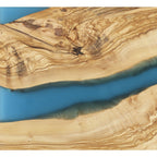 Küchenprofi Servierbrett aus Olivenholz mit blauem Epoxidharz, Nahaufnahme der natürlichen Maserung